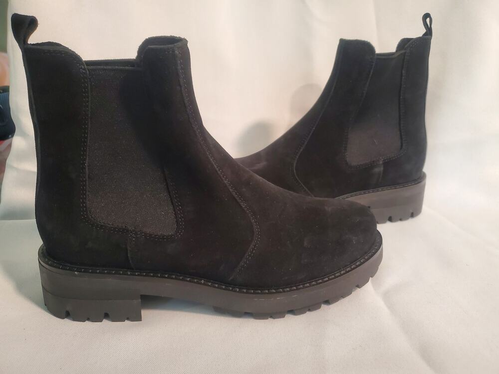 LA CANADIENNE CASSY Suede Bootie. S41